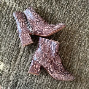 LOQ Lazaro lizard print boots